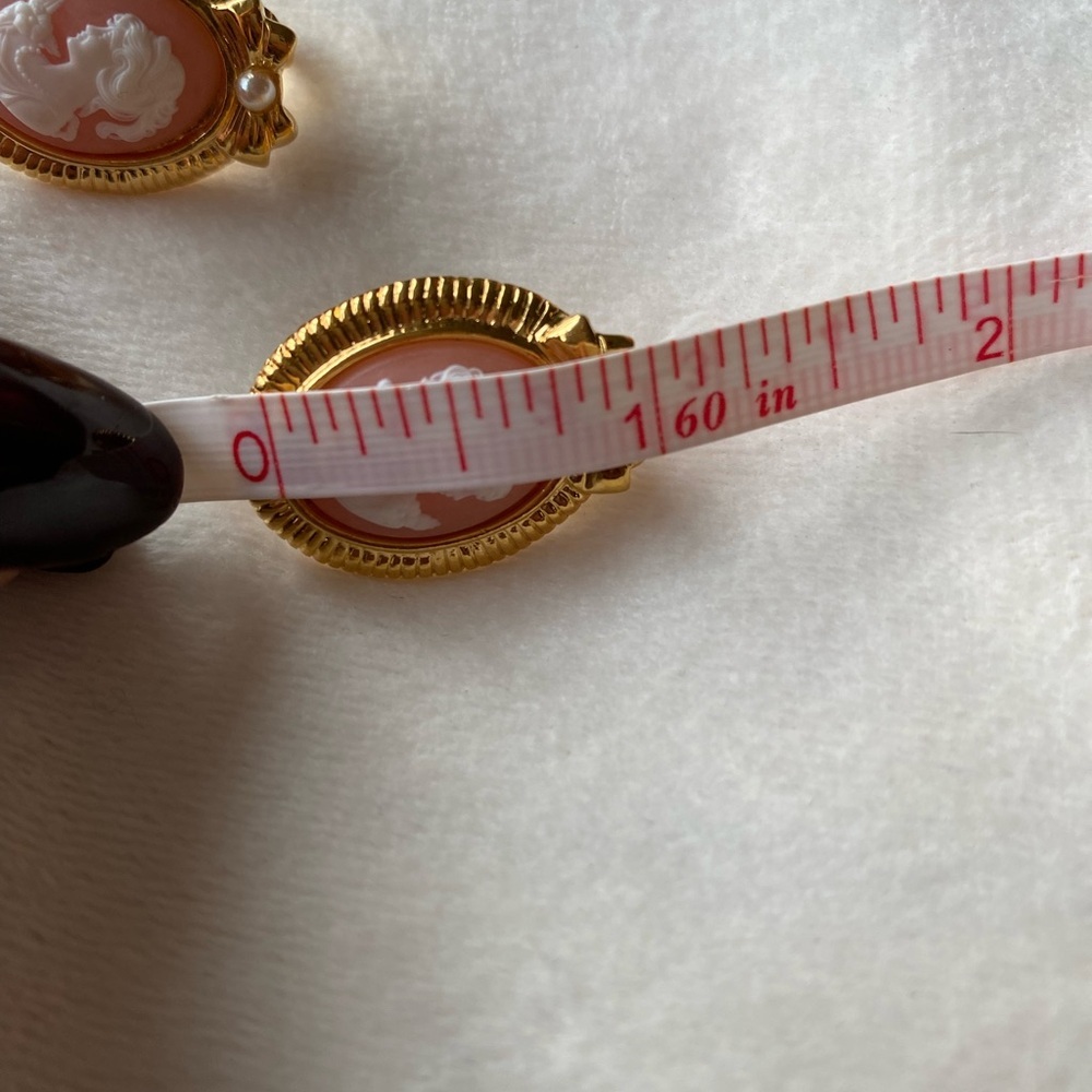 Vintage-Inspired Gold Cameo Clip-On Earrings - Picture 6 of 6